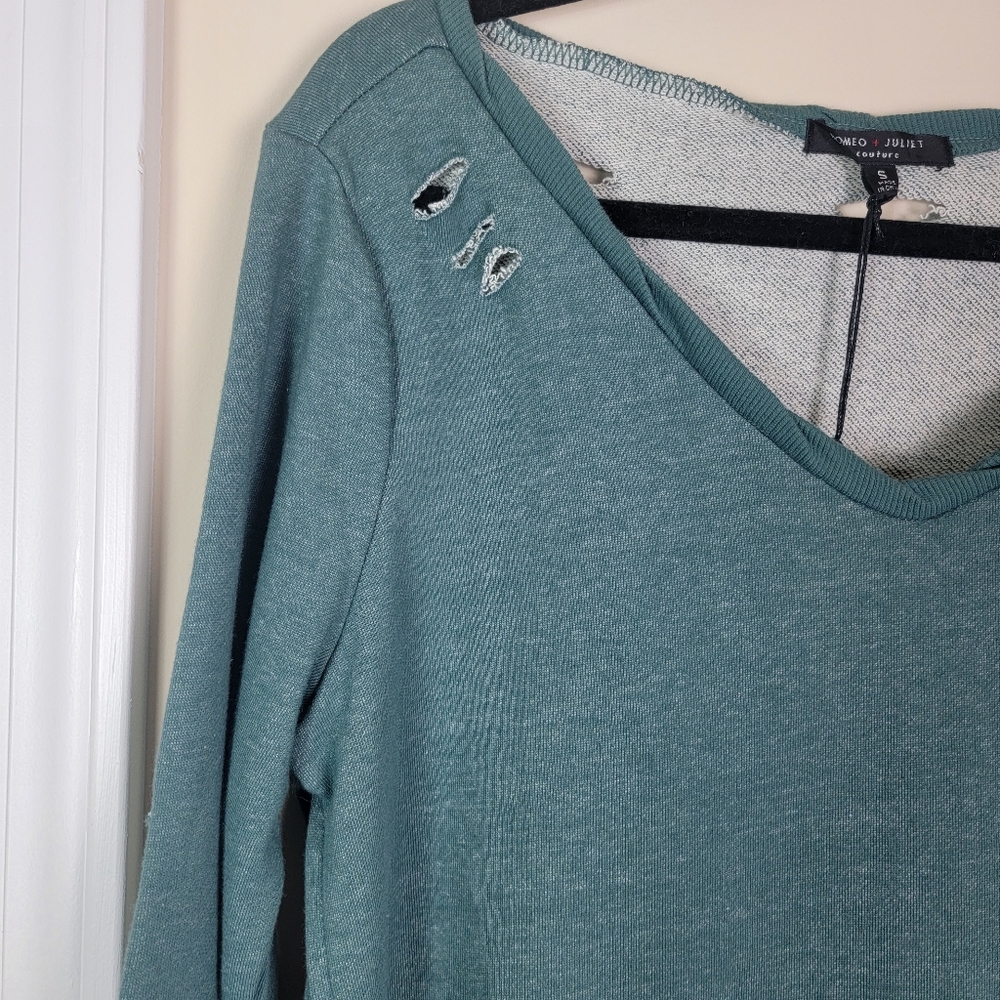 Romeo &Juliet Couture Sage Green Distressed Crew neck Sweatshirt Pullover Sz S - Picture 4 of 12